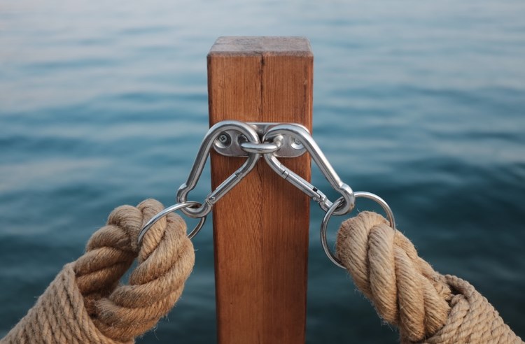 Rope clipped to wooden post