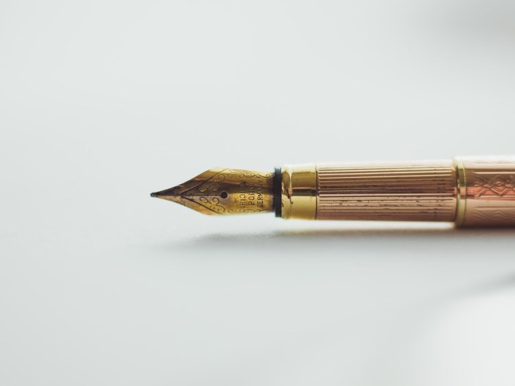 Gold fountain pen nib